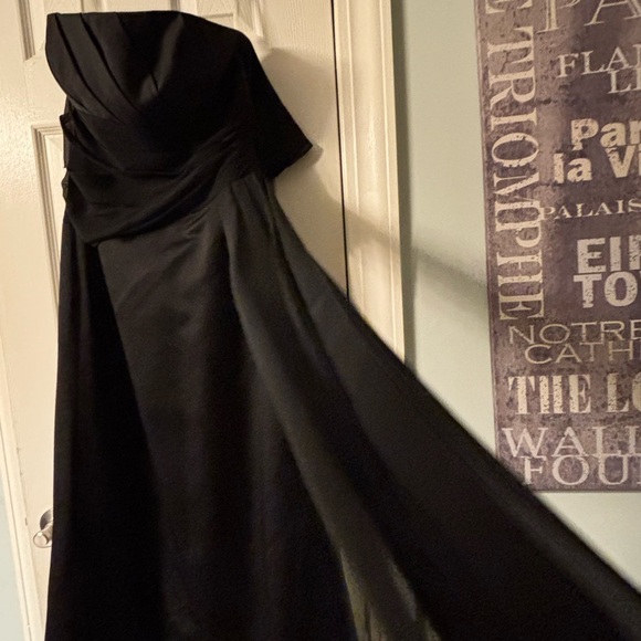 David's Bridal Black Strapless Satin A line dress with chiffon bodice - Picture 2 of 6